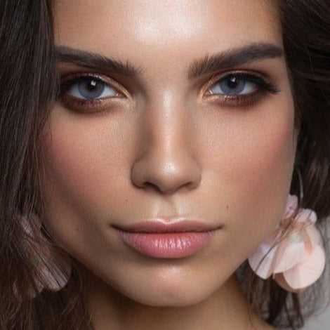 Modelo ojos grises con lentillas Graphite color anuales - LookPerfect