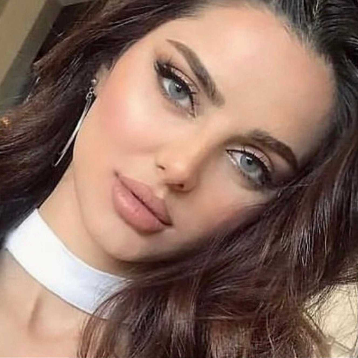 Modelo con lentillas Graphite color gris azulado - LookPerfect